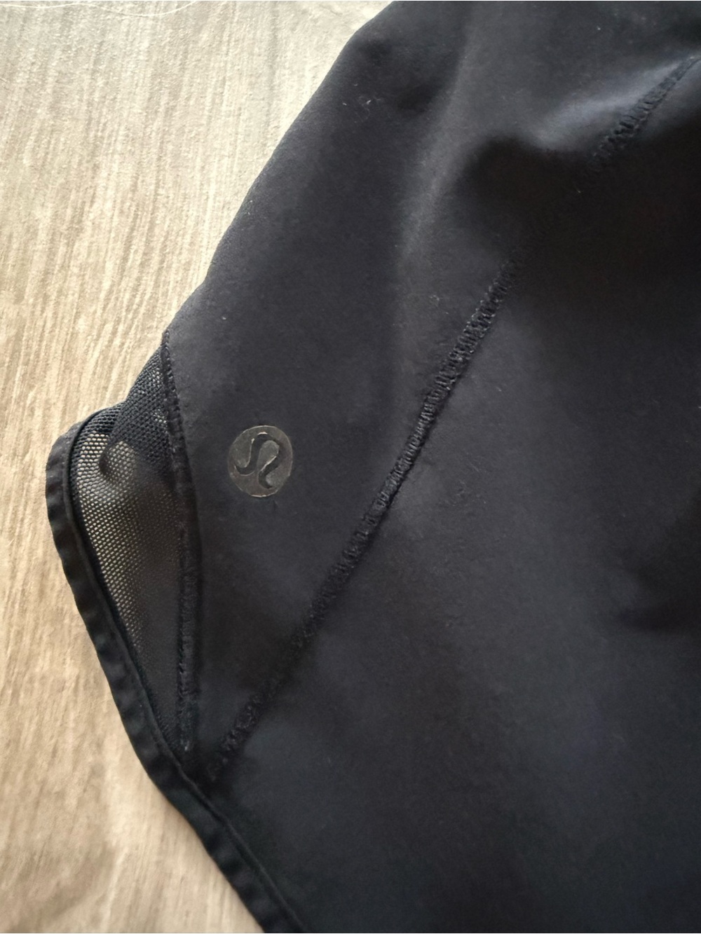Lululemon hotty hot 2.5” size 2 - Picture 3 of 4